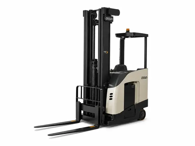 Crown ESR5000 — elevador sencillo reach truck para pasillo angosto