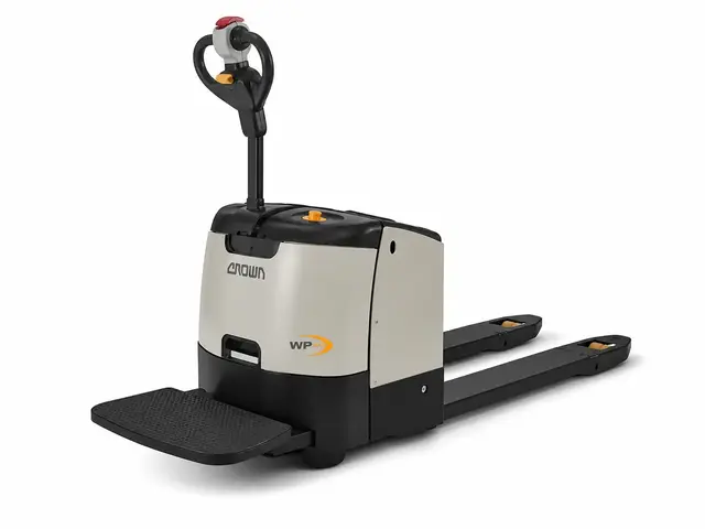 Crown WP 3000 — estibador eléctrico con operario caminando