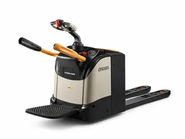 Crown WT 3020 — estibador eléctrico con operario a bordo